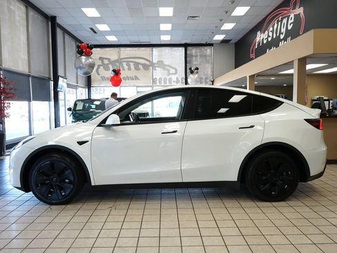 Used 2021 Tesla Model Y Long Range AWD/4WD image 3