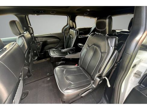Certified 2025 Chrysler Pacifica Limited FWD image 35