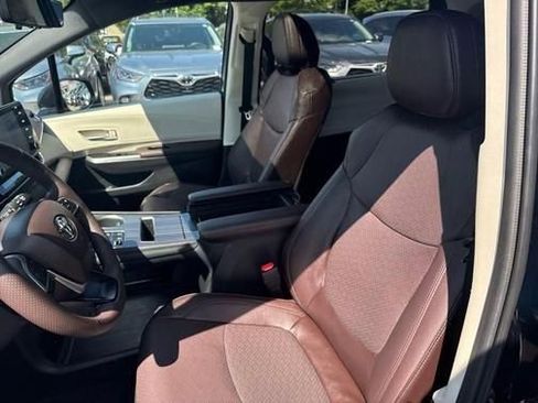 Used 2024 Toyota Sienna Platinum image 18