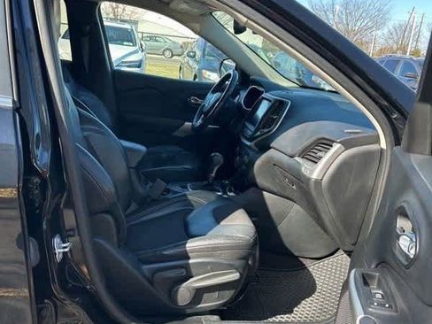 Used 2018 Jeep Cherokee Latitude Plus w/ Comfort/Convenience Group image 13