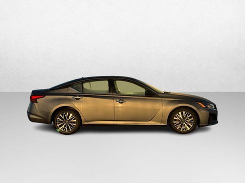 Used 2024 Nissan Altima 2.5 SV image 2