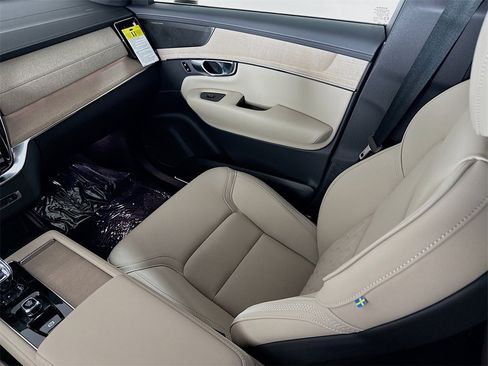 New 2025 Volvo XC90 B6 Plus w/ Protection Package Premier image 25