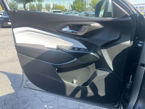 Used 2025 Chevrolet Trax LT w/ LT Convenience Package image 18