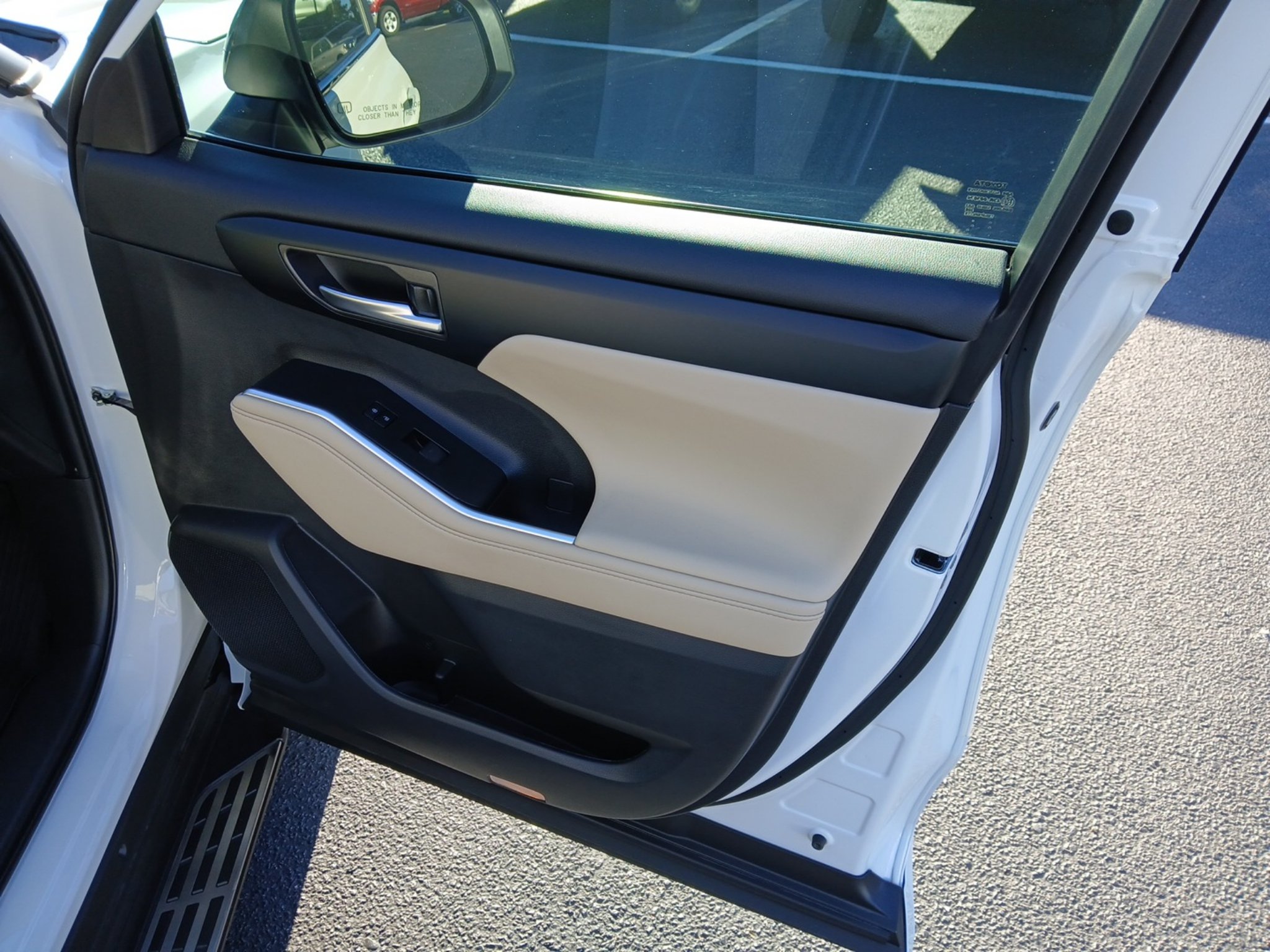 Used 2025 Toyota Highlander XLE FWD image 32