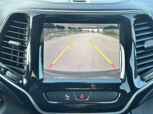 Used 2019 Jeep Cherokee Limited FWD image 24