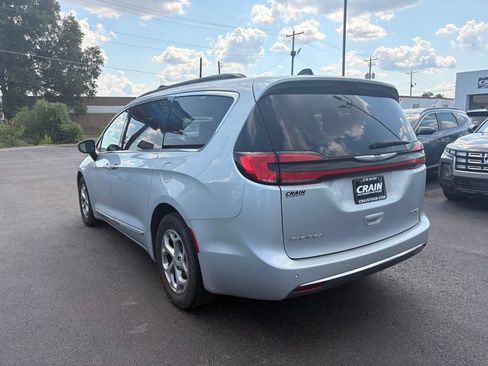 Used 2023 Chrysler Pacifica Limited FWD image 5