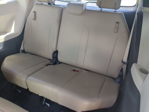 Used 2021 Toyota Sienna XLE FWD image 31