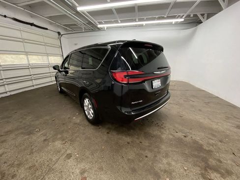 Used 2024 Chrysler Pacifica Touring-L image 4