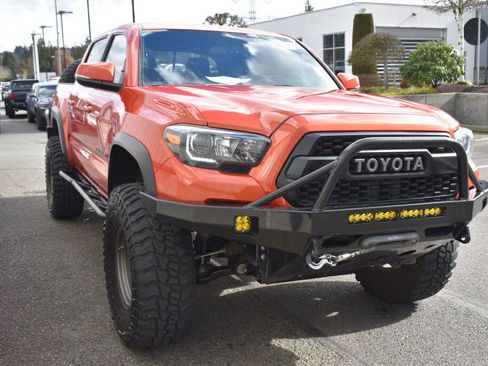 Used 2017 Toyota Tacoma TRD Off-Road w/ Premium & Technology Package image 3