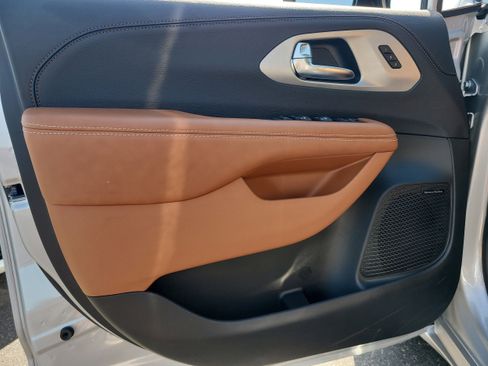 New 2026 Chrysler Pacifica Pinnacle image 14