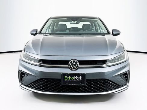 Used 2025 Volkswagen Jetta SE image 2