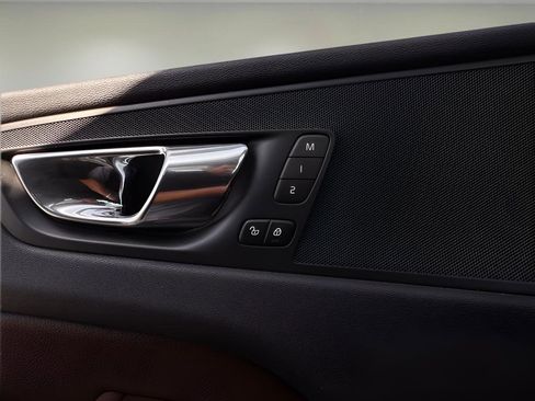 Used 2018 Volvo XC60 T8 Inscription w/ Advanced Package image 19