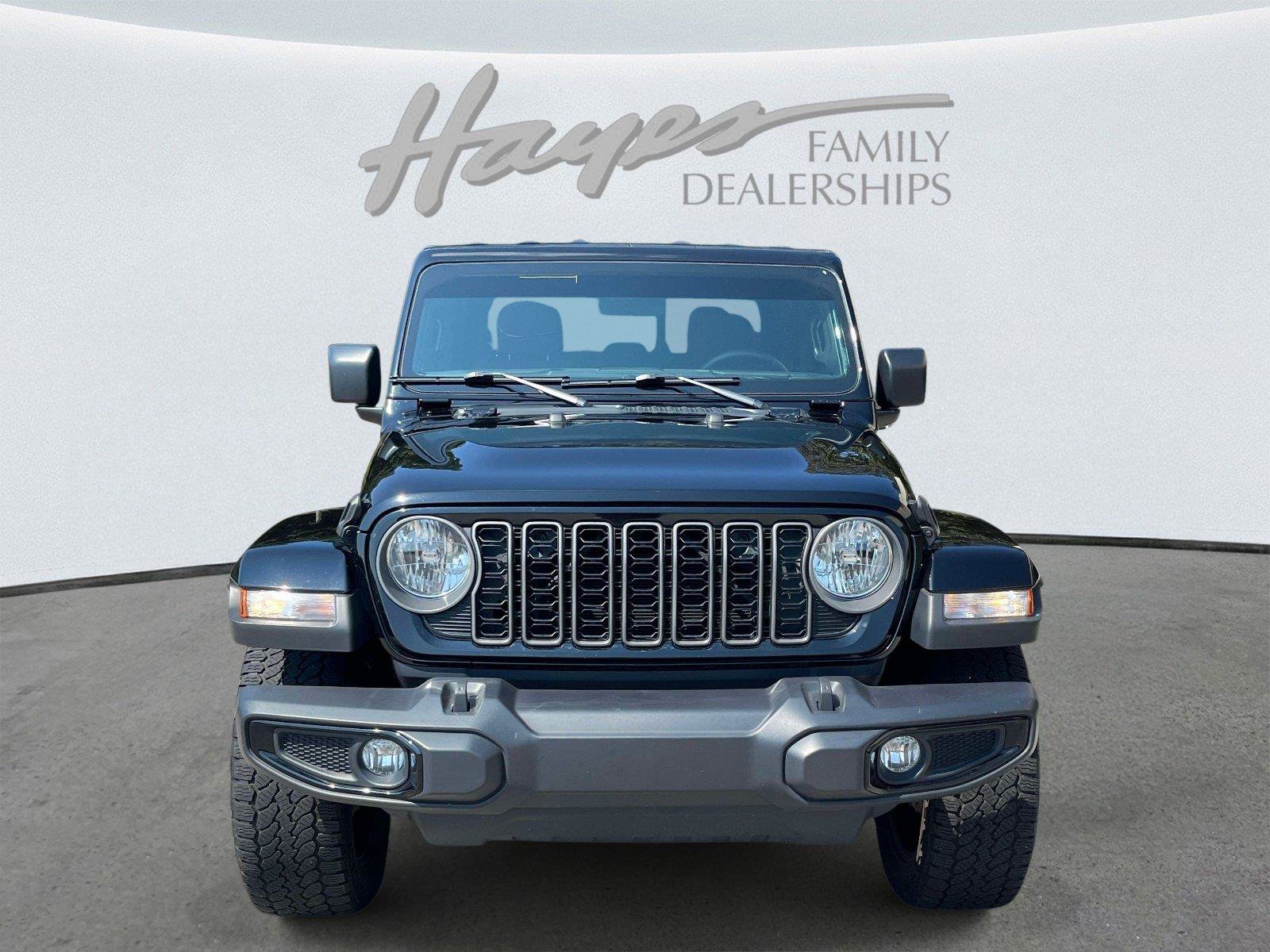 Used 2025 Jeep Gladiator Sport AWD/4WD image 8