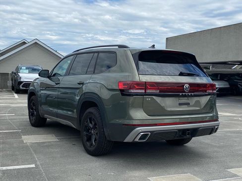 Certified 2025 Volkswagen Atlas Peak Edition SE AWD/4WD image 4