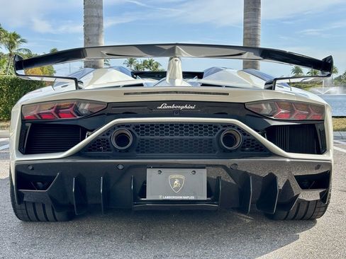 Used 2020 Lamborghini Aventador SVJ image 12