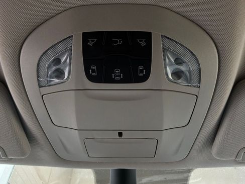 Used 2023 Chrysler Pacifica Touring-L FWD image 19