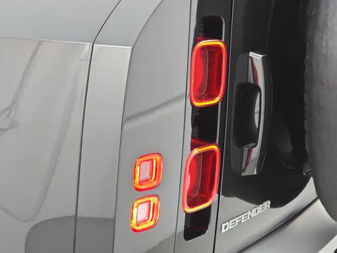 Used 2024 Land Rover Defender 110 SE image 34
