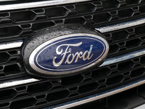 Used 2022 Ford Explorer XLT w/ Equipment Group 202A image 3