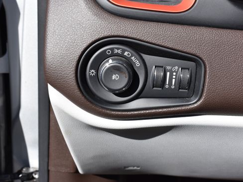 Used 2016 Jeep Renegade Latitude image 16