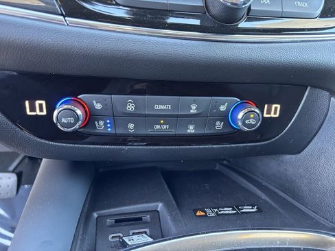 Used 2024 Buick Enclave Premium image 17