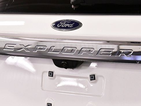 Used 2022 Ford Explorer XLT image 10