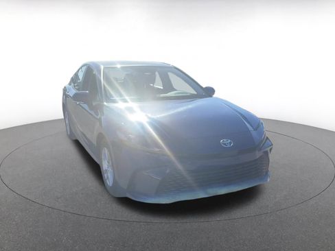 Used 2025 Toyota Camry LE image 3