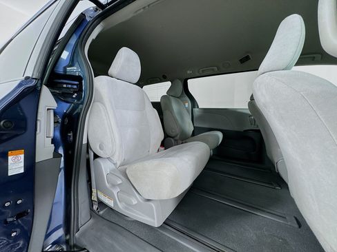 Certified 2020 Toyota Sienna L FWD image 27