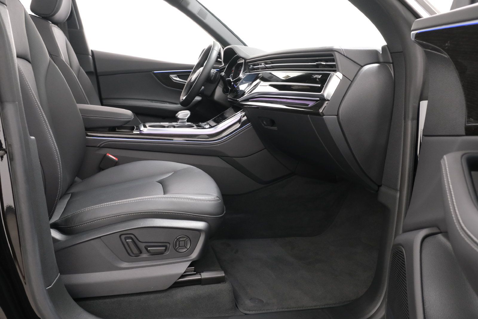 Used 2025 Audi Q8 Premium Plus AWD/4WD image 39