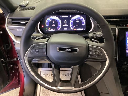 Used 2025 Jeep Grand Cherokee Altitude AWD/4WD image 20