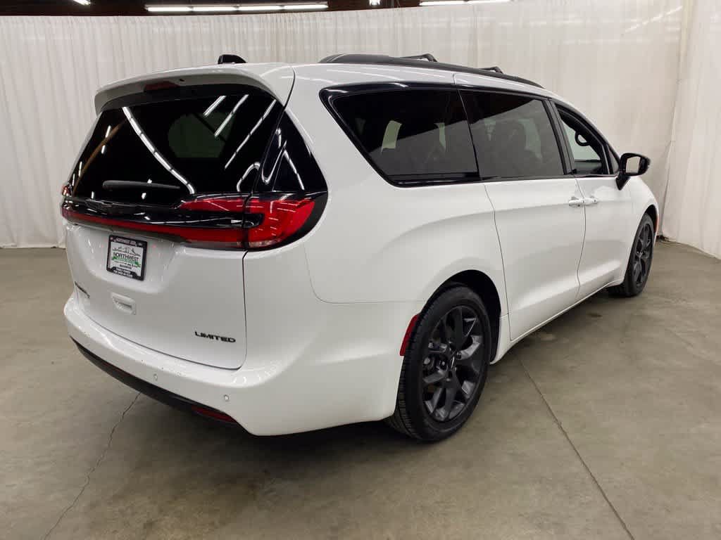 Used 2025 Chrysler Pacifica Limited FWD image 6