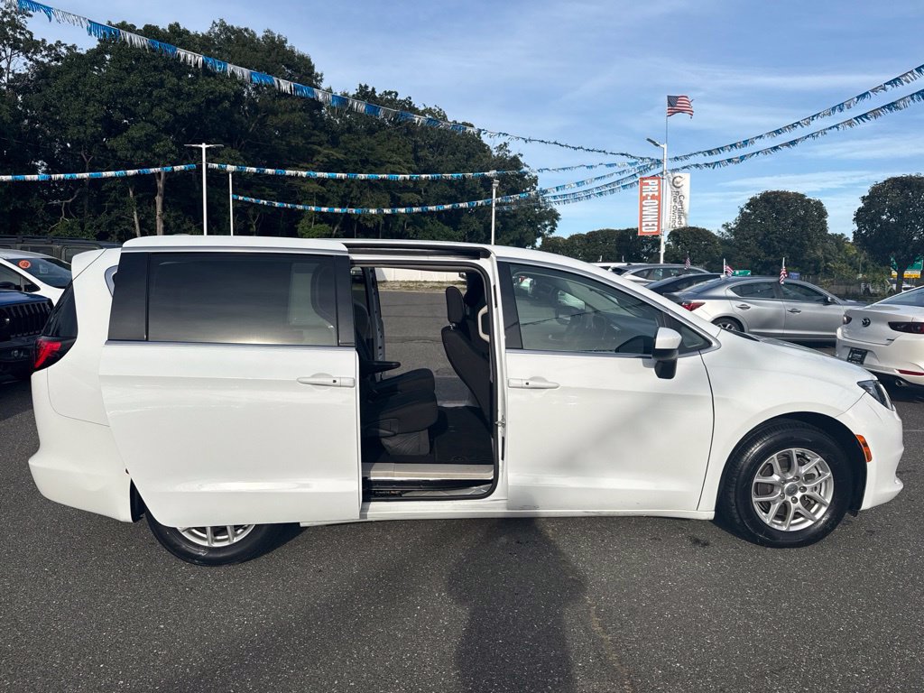 Used 2023 Chrysler Voyager LX FWD image 11