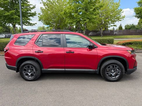 Used 2025 Honda Pilot TrailSport image 9