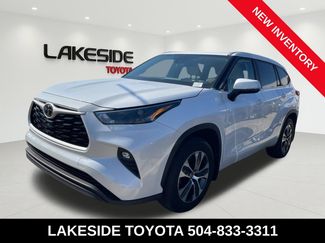 Used 2023 Toyota Highlander XLE video 2