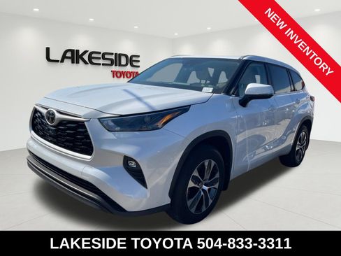 Used 2023 Toyota Highlander XLE image 2