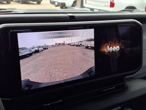 Used 2025 Jeep Gladiator Sport image 5