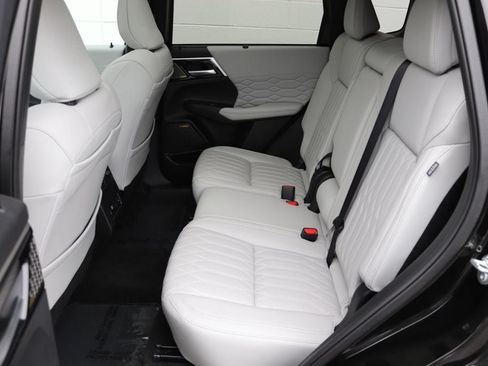 Used 2025 Mitsubishi Outlander AWD image 12