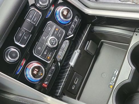 Used 2021 GMC Yukon Denali w/ Denali Premium Package image 23