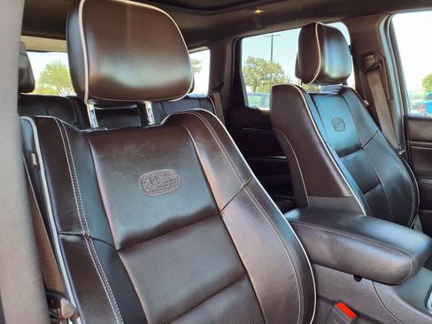 Used 2019 Jeep Grand Cherokee Overland AWD/4WD image 12