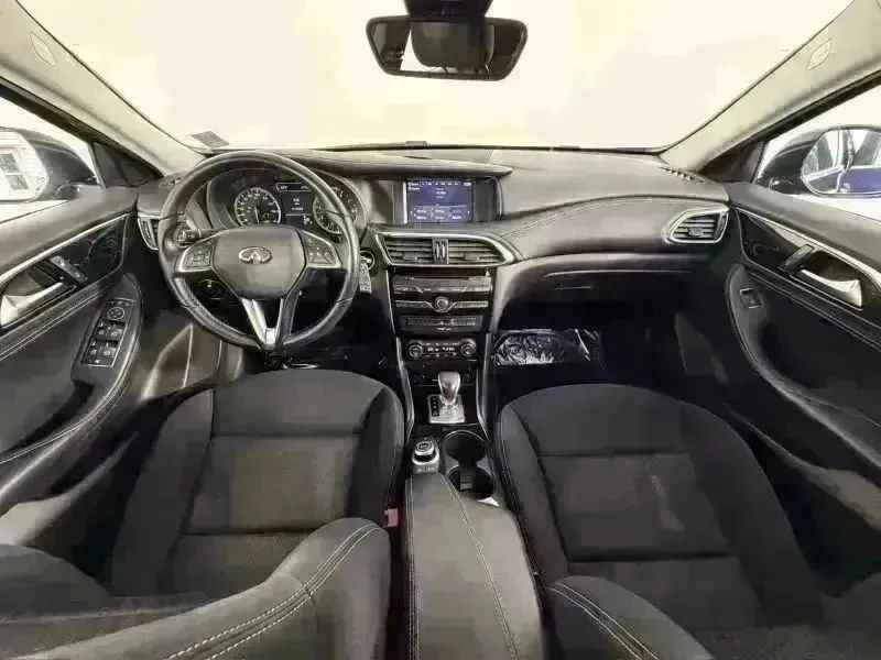 Used 2017 INFINITI QX30 FWD image 19