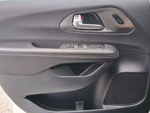 Used 2026 Chrysler Pacifica Select image 21