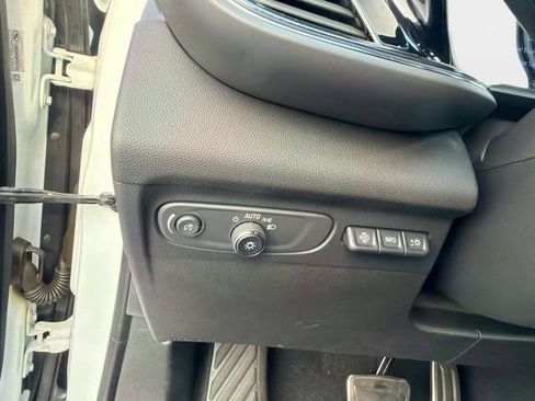 Used 2022 Buick Envision Essence w/ Technology Package I image 31