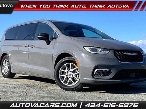 Used 2025 Chrysler Pacifica Select image 1