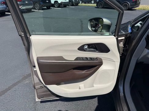 Used 2017 Chrysler Pacifica Touring-L image 11