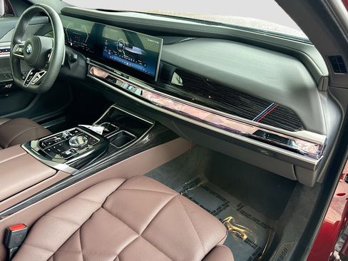 Used 2025 BMW 740i image 31