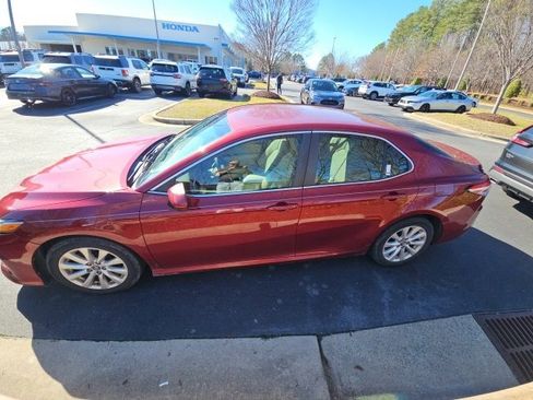 Used 2018 Toyota Camry LE image 2