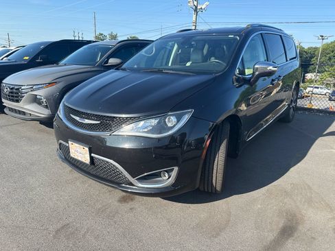 Used 2017 Chrysler Pacifica Limited w/ UConnect Theater Package FWD image 2