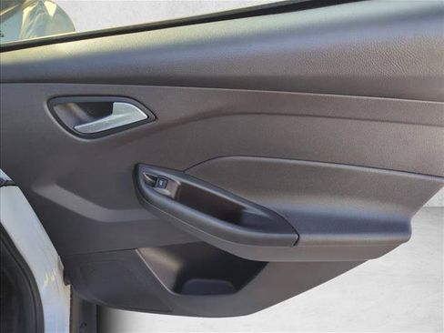 Used 2013 Ford Focus SE FWD image 25