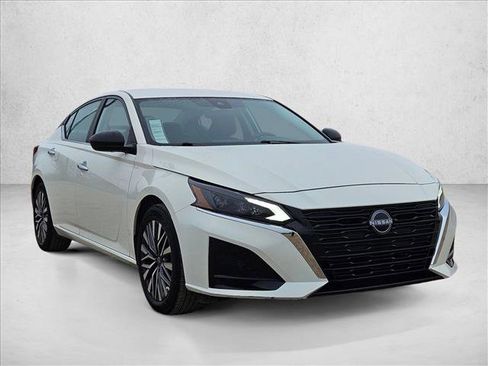 Used 2025 Nissan Altima 2.5 SV image 3