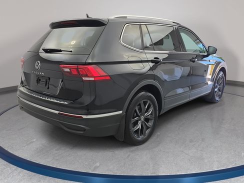 Used 2023 Volkswagen Tiguan SE w/ Panoramic Sunroof Package FWD image 5