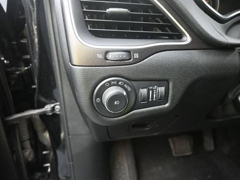 Used 2022 Jeep Cherokee Trailhawk AWD/4WD image 25